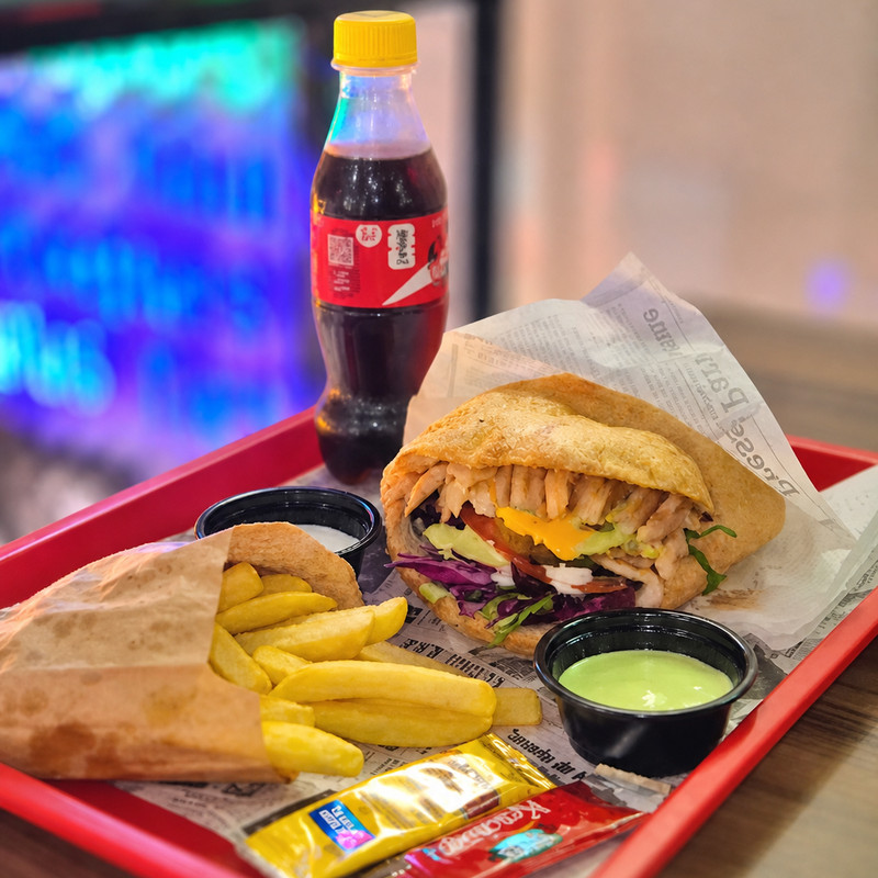 Plateau de Streat Kebab : sandwich kebab, frites, sauce verte et soda