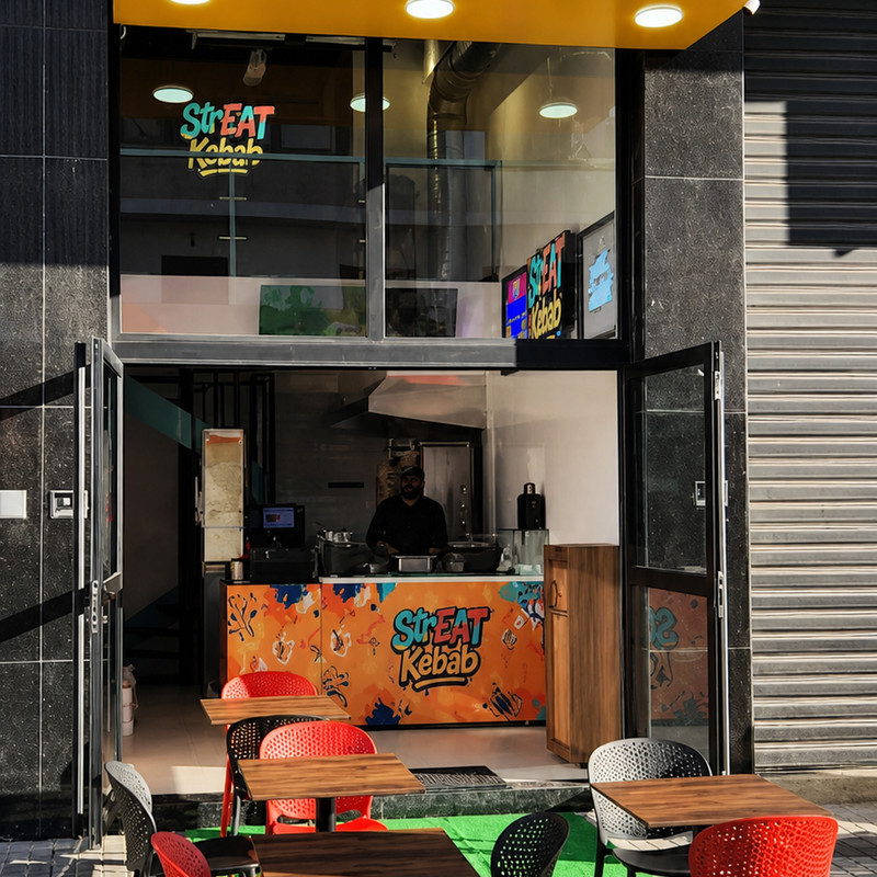 Comptoir coloré et terrasse de Streat Kebab à Casablanca