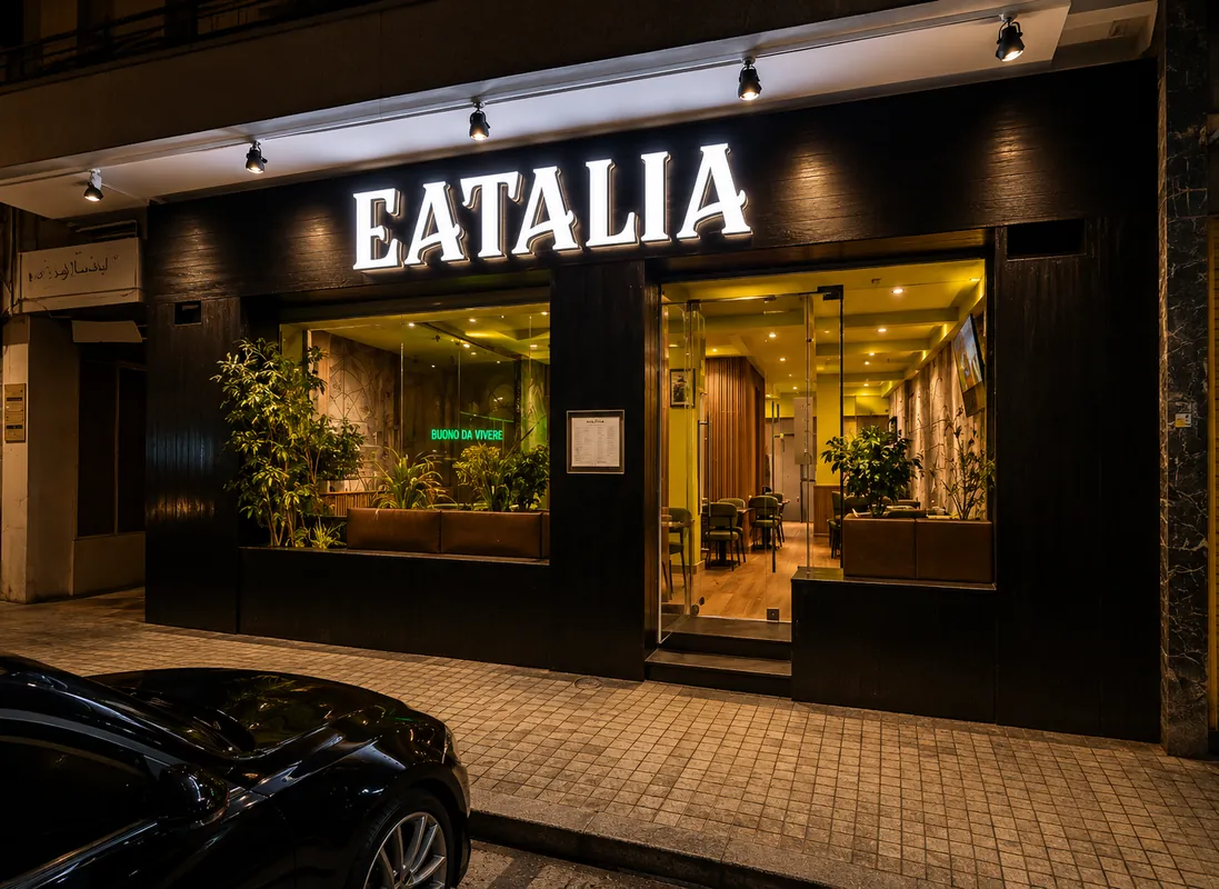 Eatalia à Rabat : façade noire éclairée le soir avec l'enseigne blanche EATALIA