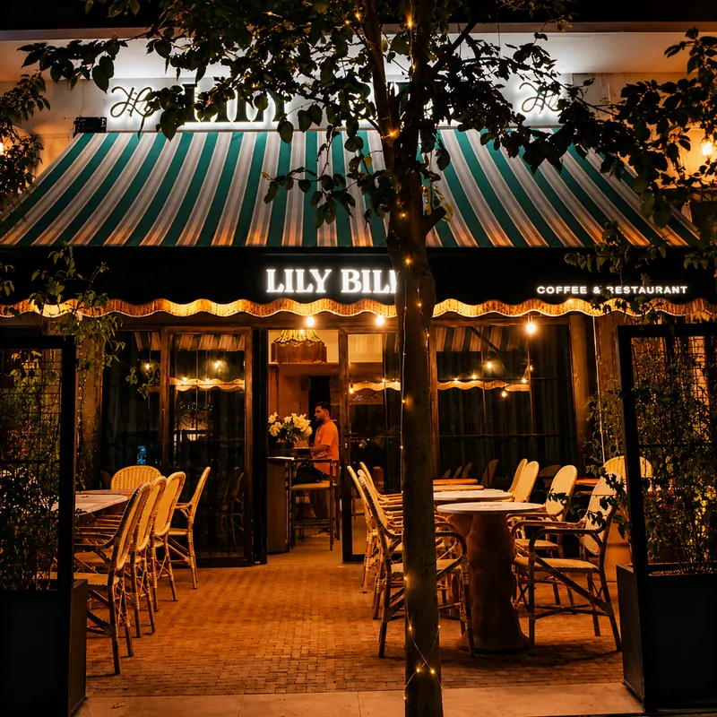 Terrasse de Lily Billy à Guéliz le soir, sous un store rayé vert et blanc