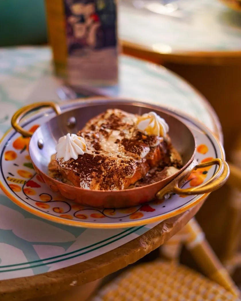 Pain perdu nappé de crème dans un plat en cuivre chez Lily Billy