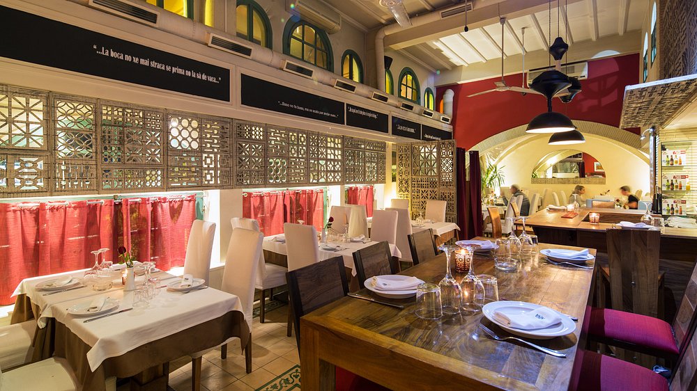 Vita Nova à Marrakech : salle dressée, tables en bois et banquettes