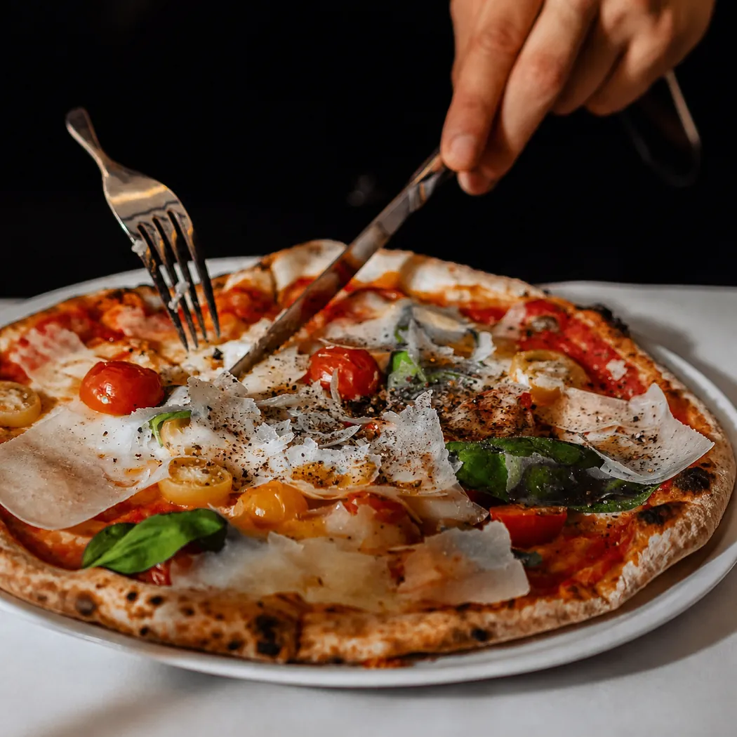 Mamma Mia à Marrakech : pizza aux tomates cerises, roquette et copeaux de parmesan