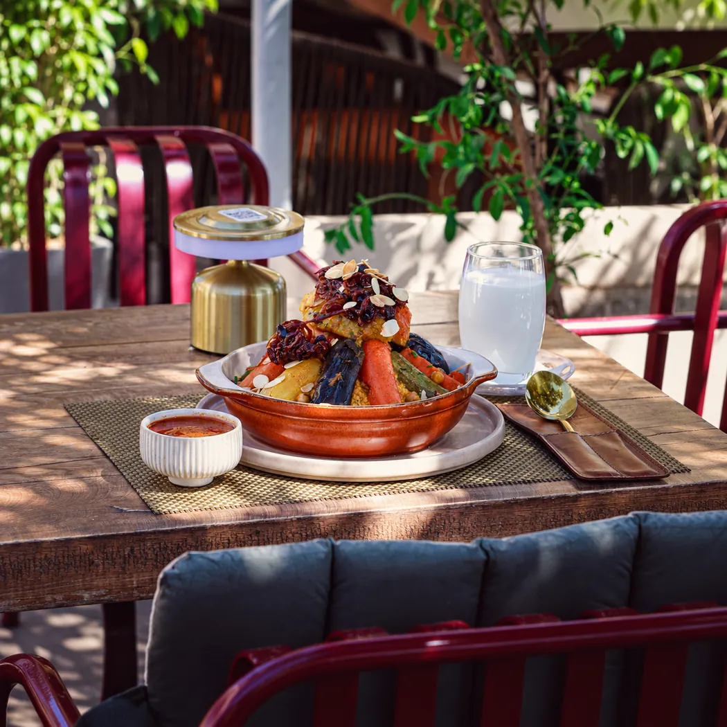 Couscous aux légumes servi en terrasse chez Americana Brunch & Cake