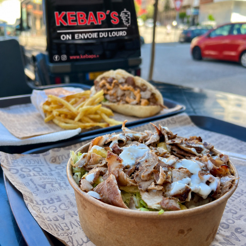 Bowl de kebab à la sauce blanche et sandwich kebab-frites sur un plateau chez Kebap's