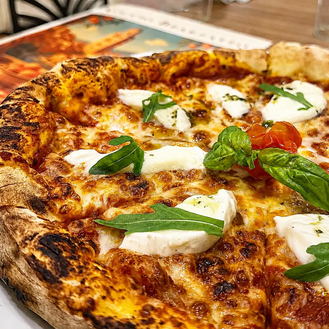 Noccio Bearzatto à Marrakech : pizza margherita à la mozzarella, tomates cerises et basilic