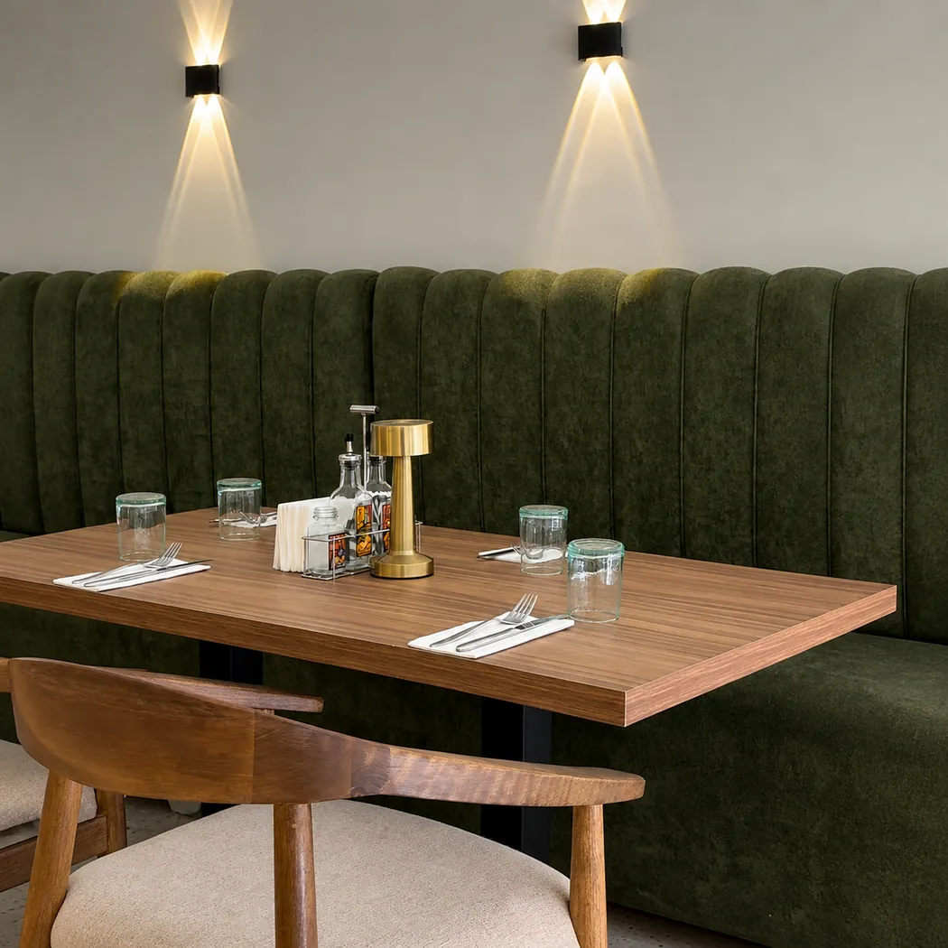 Noccio Bearzatto à Marrakech : banquette de velours vert et tables dressées