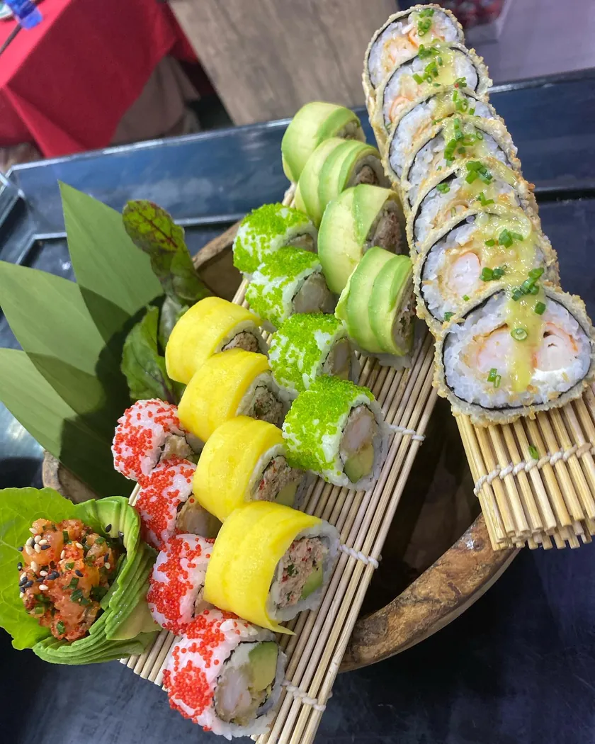 Rolls enrobés de mangue, d'avocat et d'œufs de poisson servis chez Lbehja Sushi