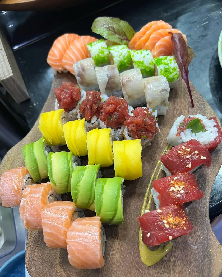 Plateau de sushis Lbehja Sushi : rolls saumon, thon rouge, avocat et mangue sur planche en bois
