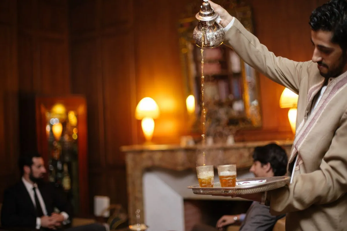 Service du thé à la menthe devant la cheminée d'un salon boisé de l'hôtel Le Doge