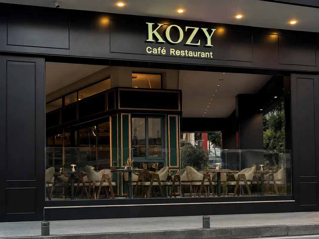Façade noire de Kozy Café Restaurant à Tanger, grandes baies vitrées