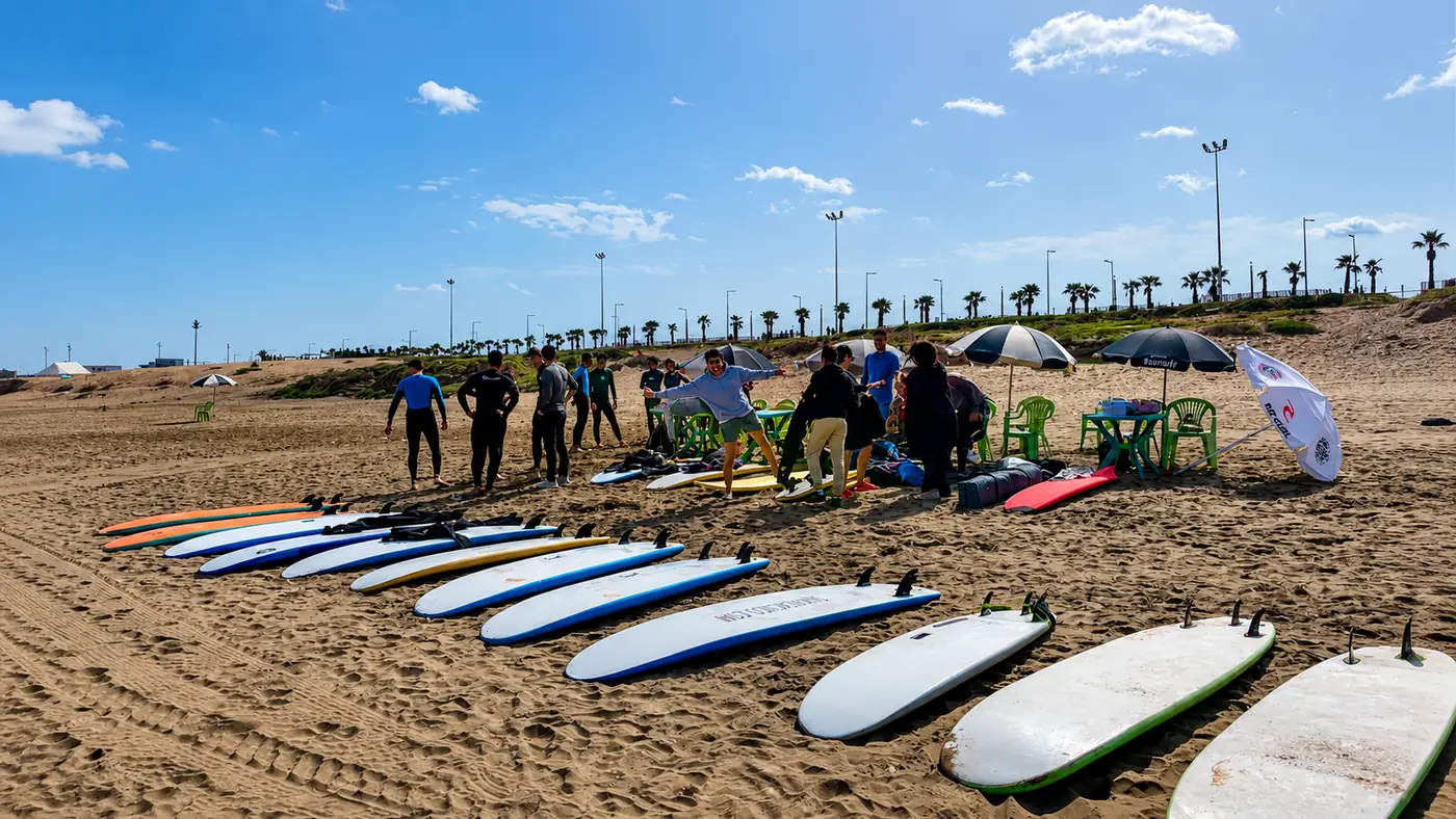 Planches de surf alignées sur la plage d'Aïn Diab, Casablanca Surf Coaching