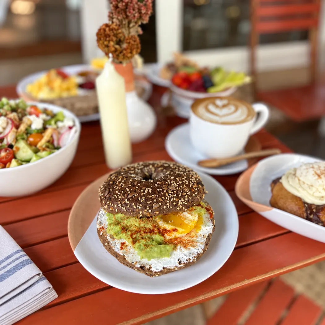 Brunch au Boho Café : bagel à l'avocat et œuf, salade, cappuccino et bol de fruits