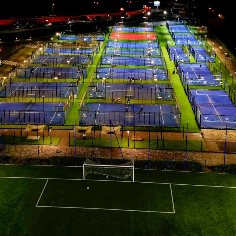 Vue aérienne de nuit des terrains de padel éclairés d'Arena Ville Verte à Bouskoura