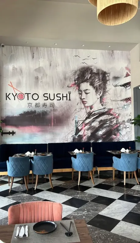 Salle de Kyoto Sushi : fresque d'une femme en kimono, banquette bleue et sol en damier