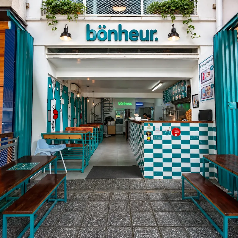 Terrasse et comptoir à damier vert de Bönheur Kebap à Gauthier