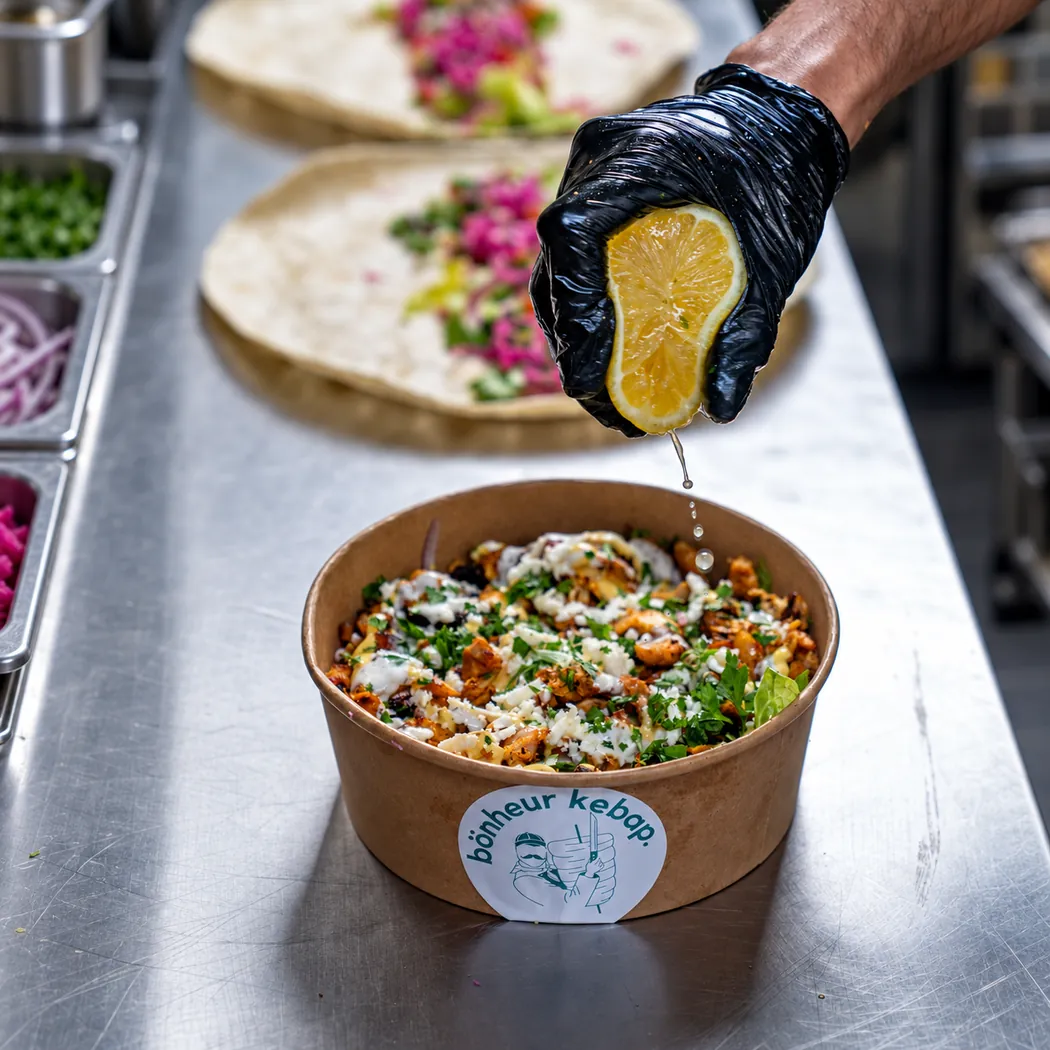 Bowl de kebap au poulet, légumes et sauce blanche, sous l'étiquette Bönheur