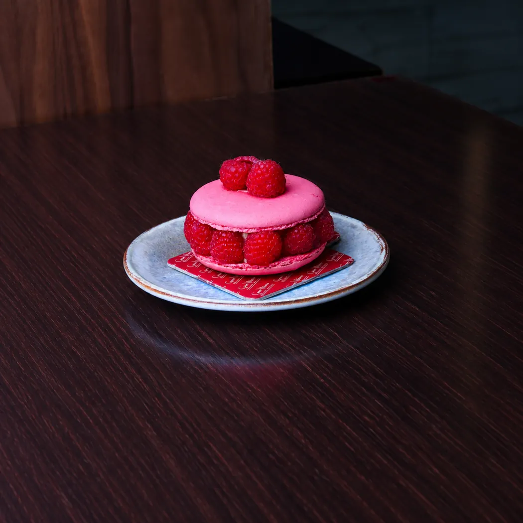 Dessert rose aux framboises fraîches sur une assiette chez Gran Milano