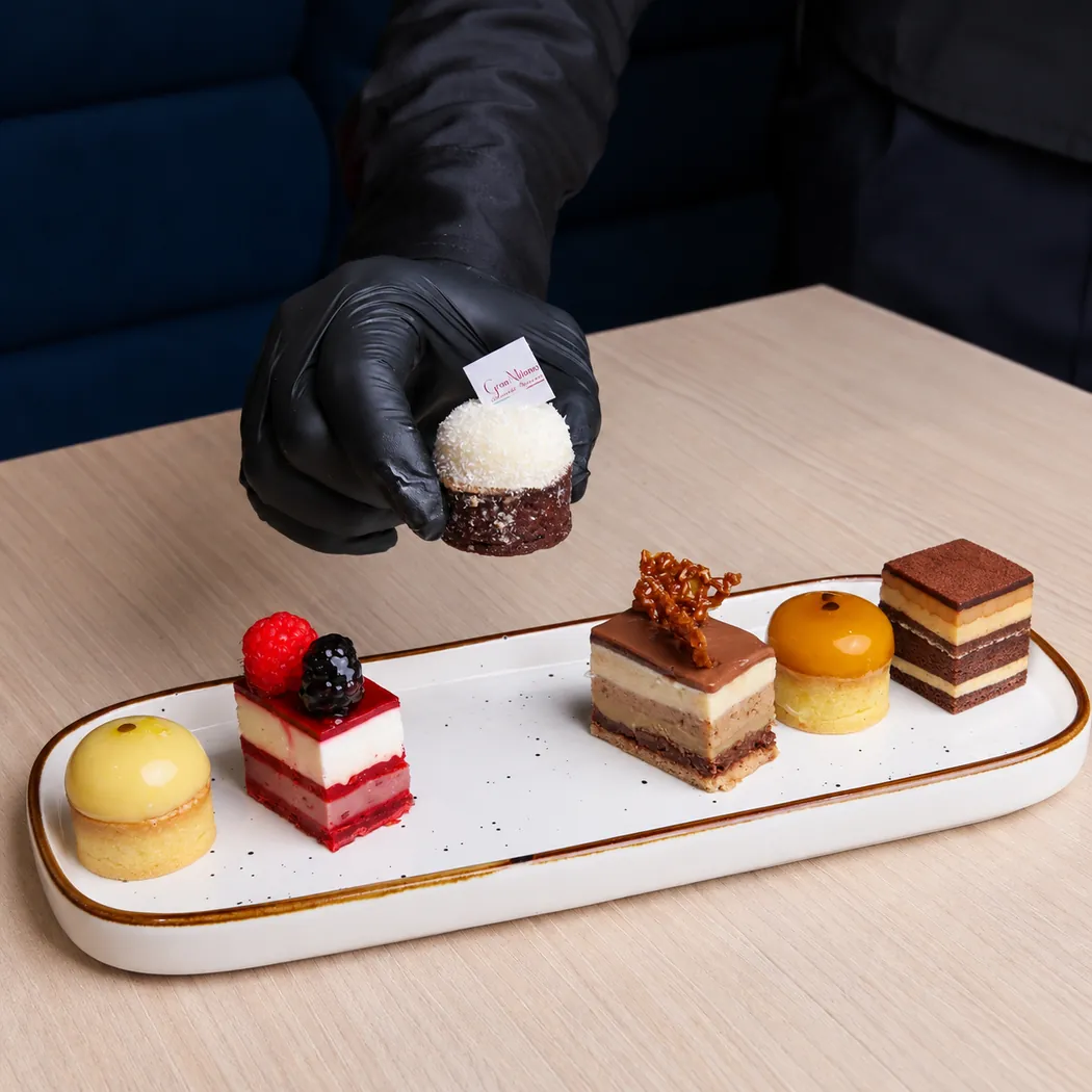 Assortiment de petits gâteaux présenté sur un plateau chez Gran Milano à Fès