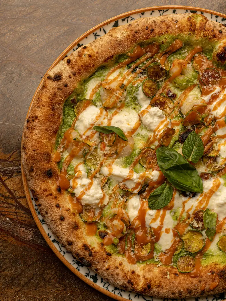 Niagara à Marrakech : pizza à la croûte gonflée, garnie de pesto, burrata et basilic