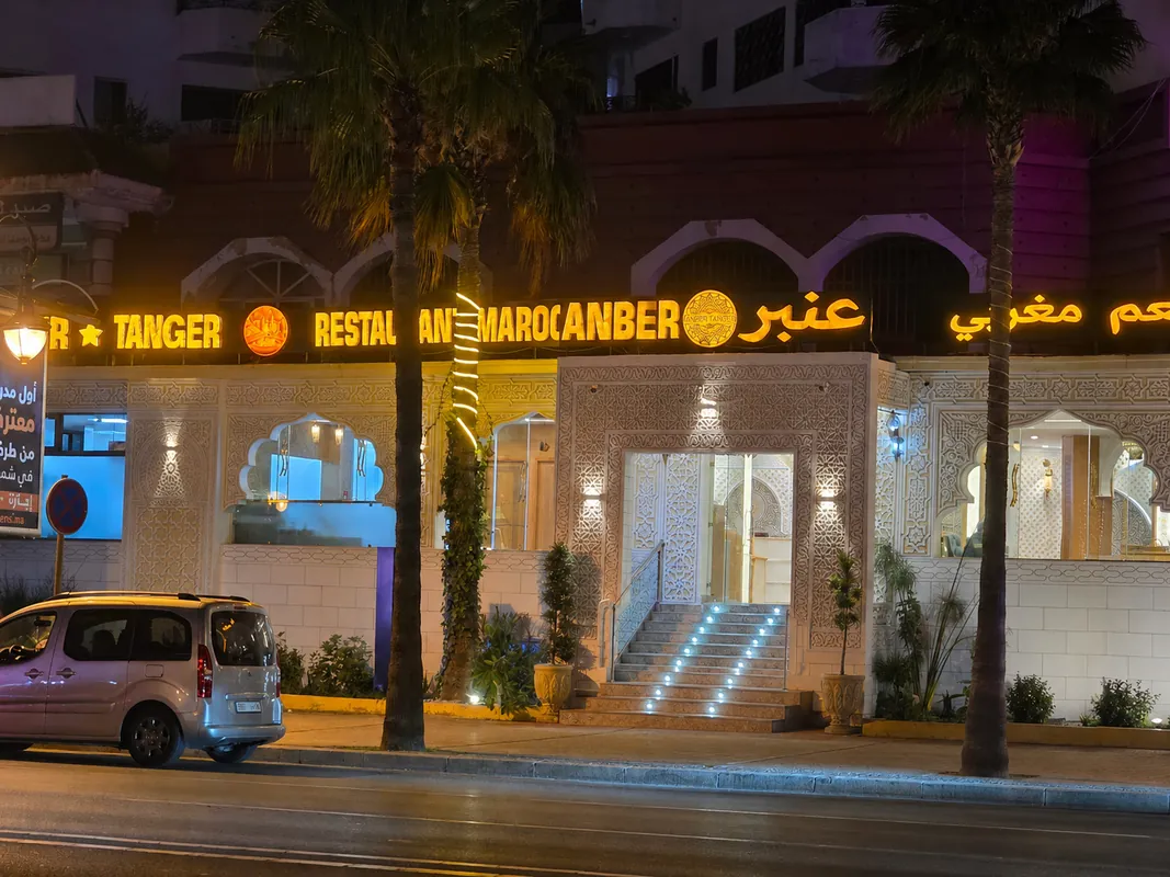 Façade illuminée du restaurant Anber, avenue Mohammed VI à Tanger