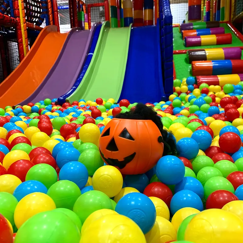 Toboggans et balles multicolores chez Totem Kids Coffee