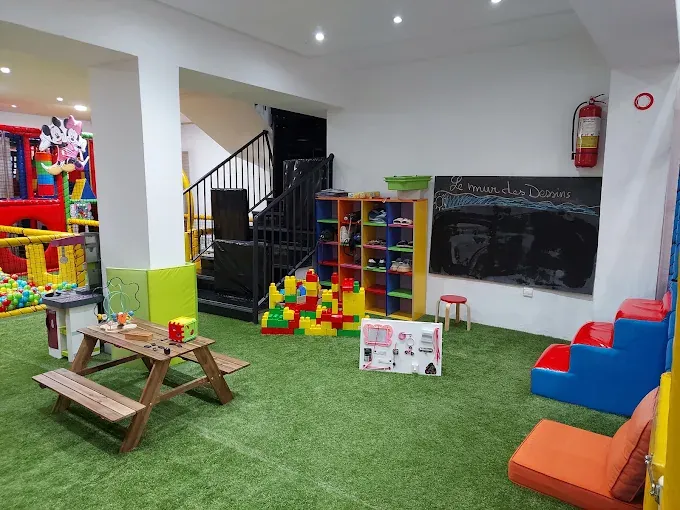 Coin jeux sur gazon synthétique avec table de pique-nique, Totem Kids Coffee