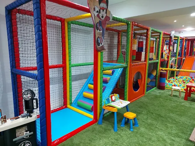 Structure de jeux à filets et petit bureau d'enfant chez Totem Kids Coffee