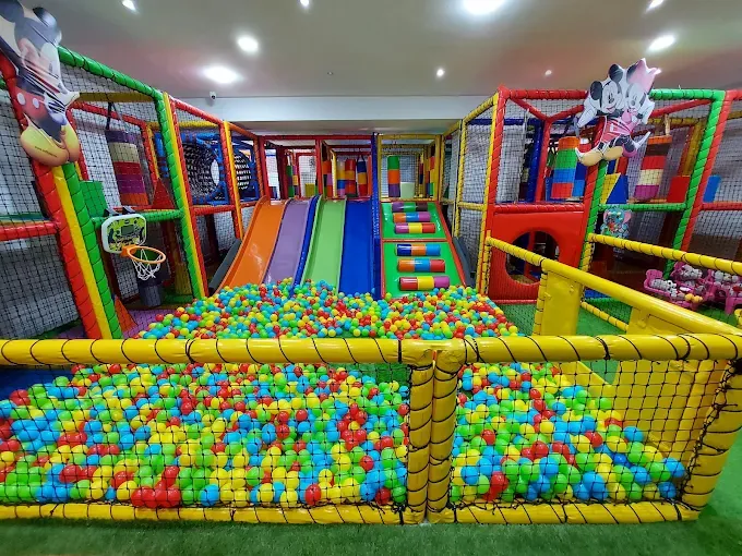 Piscine à balles et toboggans colorés de l'aire de jeux Totem Kids Coffee
