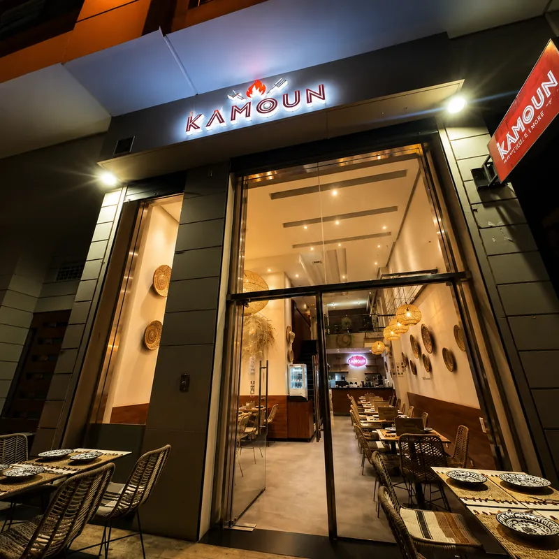 Façade vitrée de Kamoun rue Isli à Casablanca, de nuit