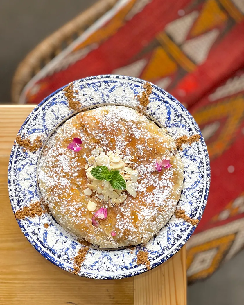 Pastilla sucrée saupoudrée de sucre glace servie chez Kamoun