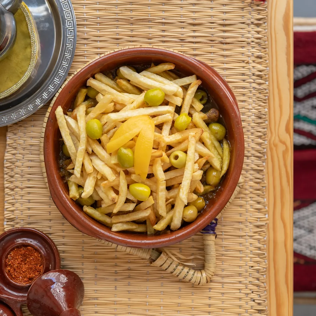 Tajine de poulet au citron, olives et frites chez Kamoun