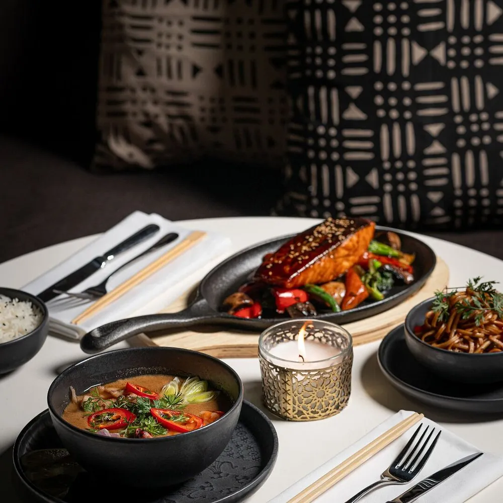 Saumon laqué en poêlon, curry et nouilles sautées servis au So Lounge Marrakech