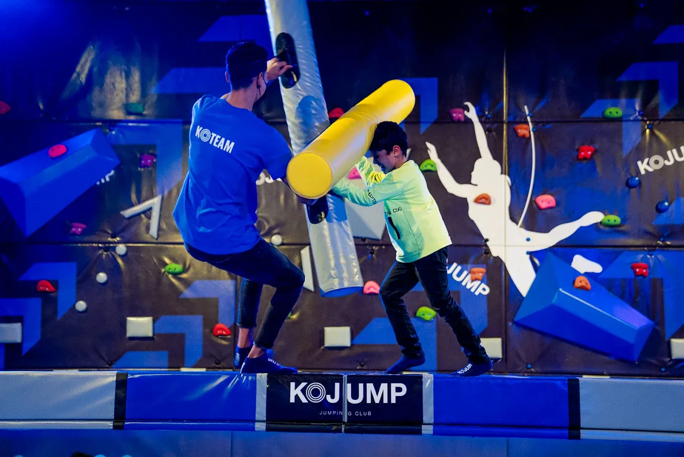 Duel sur la poutre de combat dans un parc Kojump