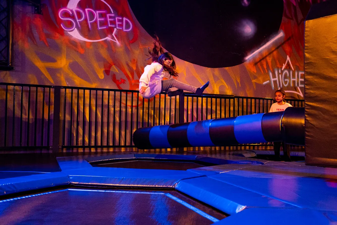 Saut au-dessus du Wipeout, barre rotative d'un parc Kojump