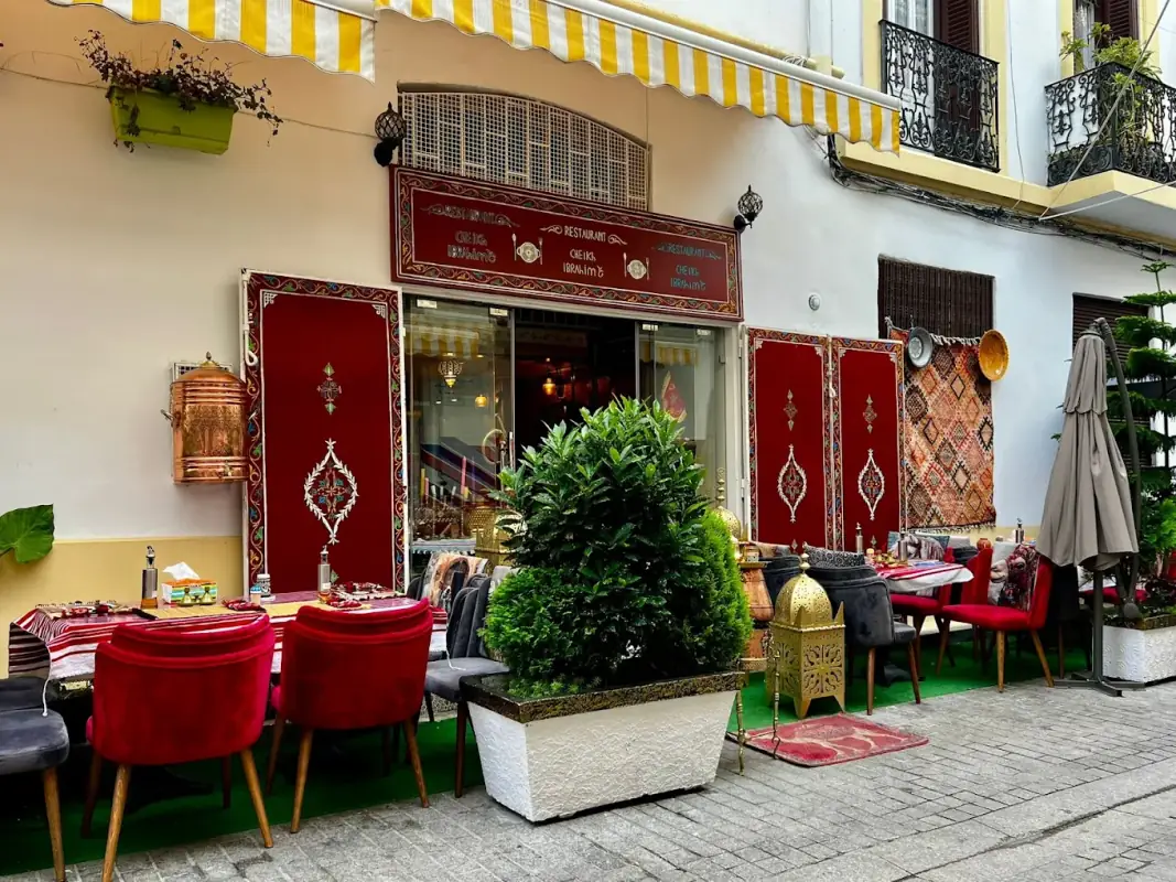 Terrasse du restaurant Cheikh Ibrahim, rue de Tétouan à Tanger, fauteuils rouges et plantes