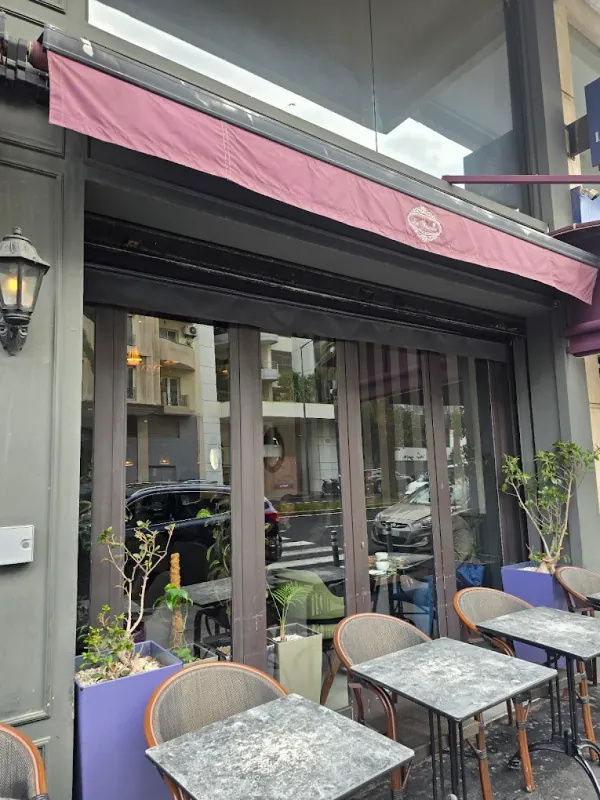Terrasse des Soeurettes sous un store bordeaux, boulevard Abdellatif Ben Kaddour