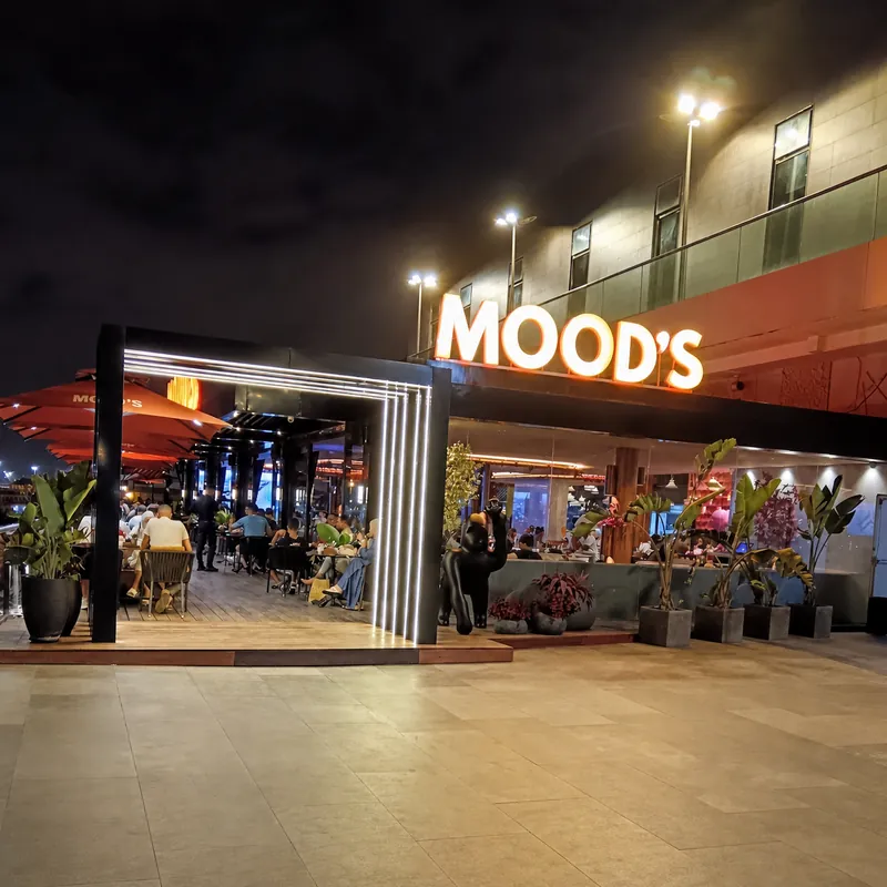 Entrée lumineuse et terrasse de Mood's à la Marina de Casablanca, le soir