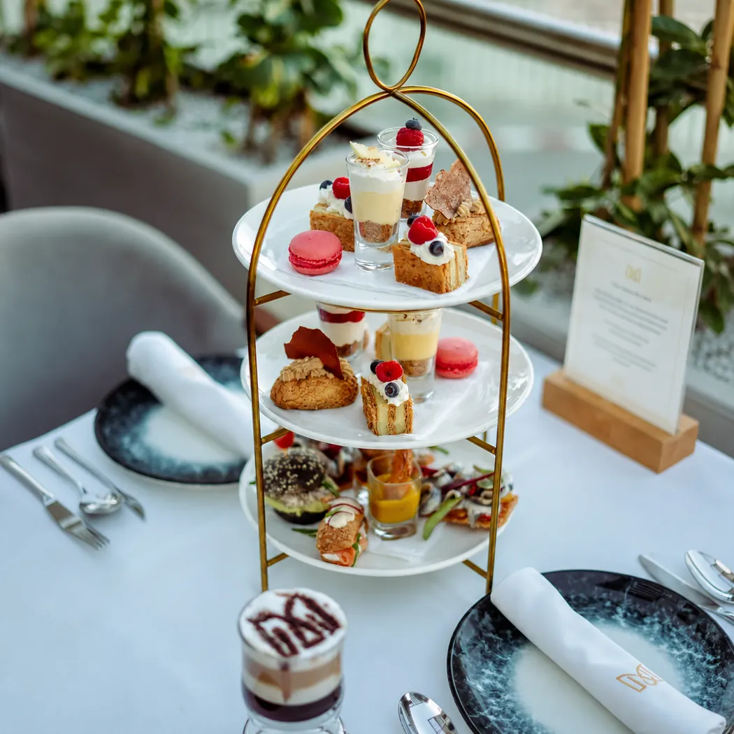 Présentoir à trois étages de mignardises et macarons servi chez Mood's