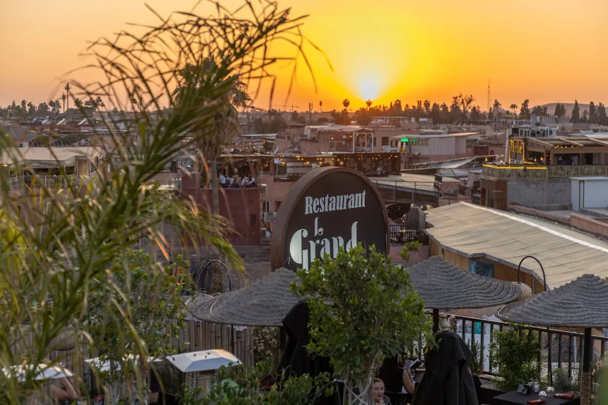 Terrasse du Grand Bazar au coucher du soleil, vue sur les toits de la médina