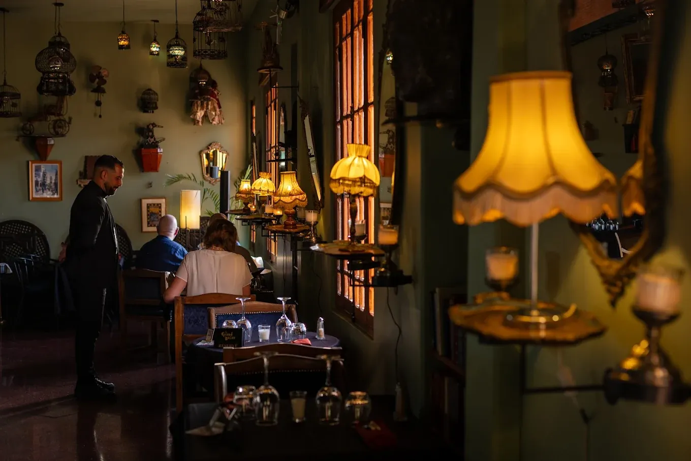 Salle du Grand Bazar aux lampes anciennes et objets chinés