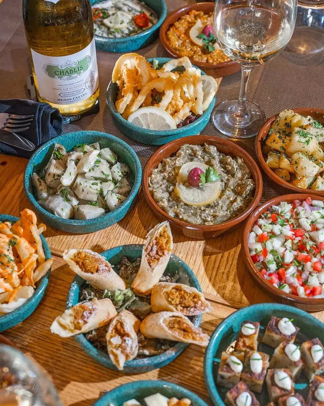 Assortiment de petits plats chez Miss Lala : zaalouk, calamars, briouates, salade marocaine, pommes de terre
