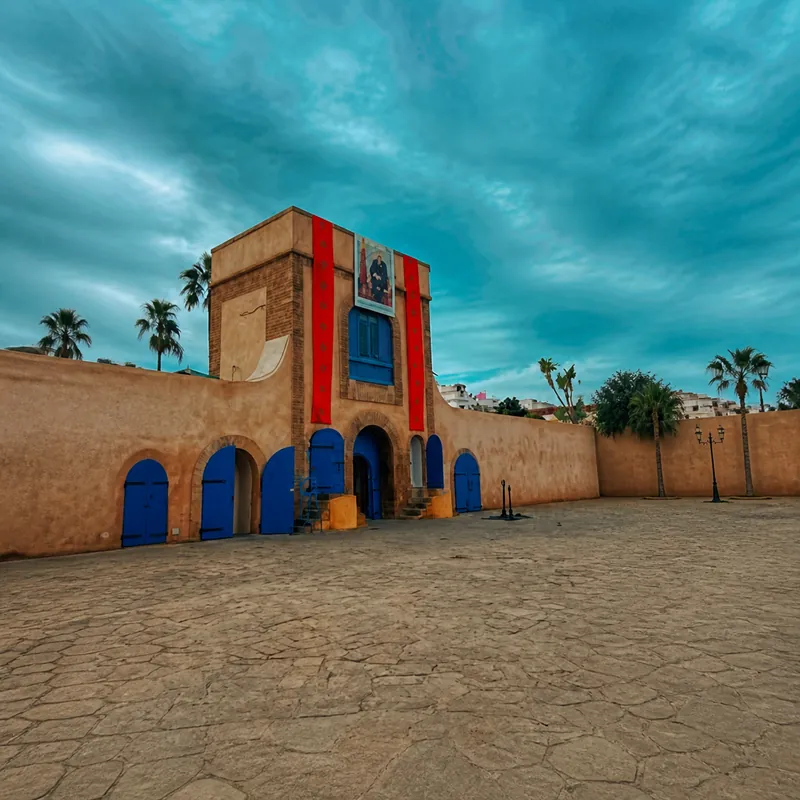 Remparts du bastion de La Sqala dans l'ancienne médina de Casablanca, portes bleues et palmiers