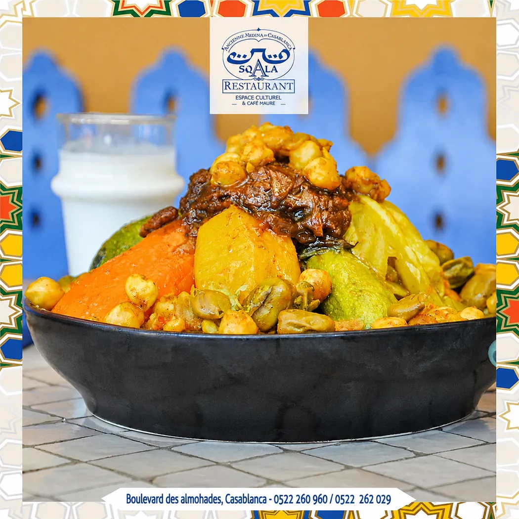 Couscous aux légumes et à la tfaya servi à La Sqala, avec un verre de lben