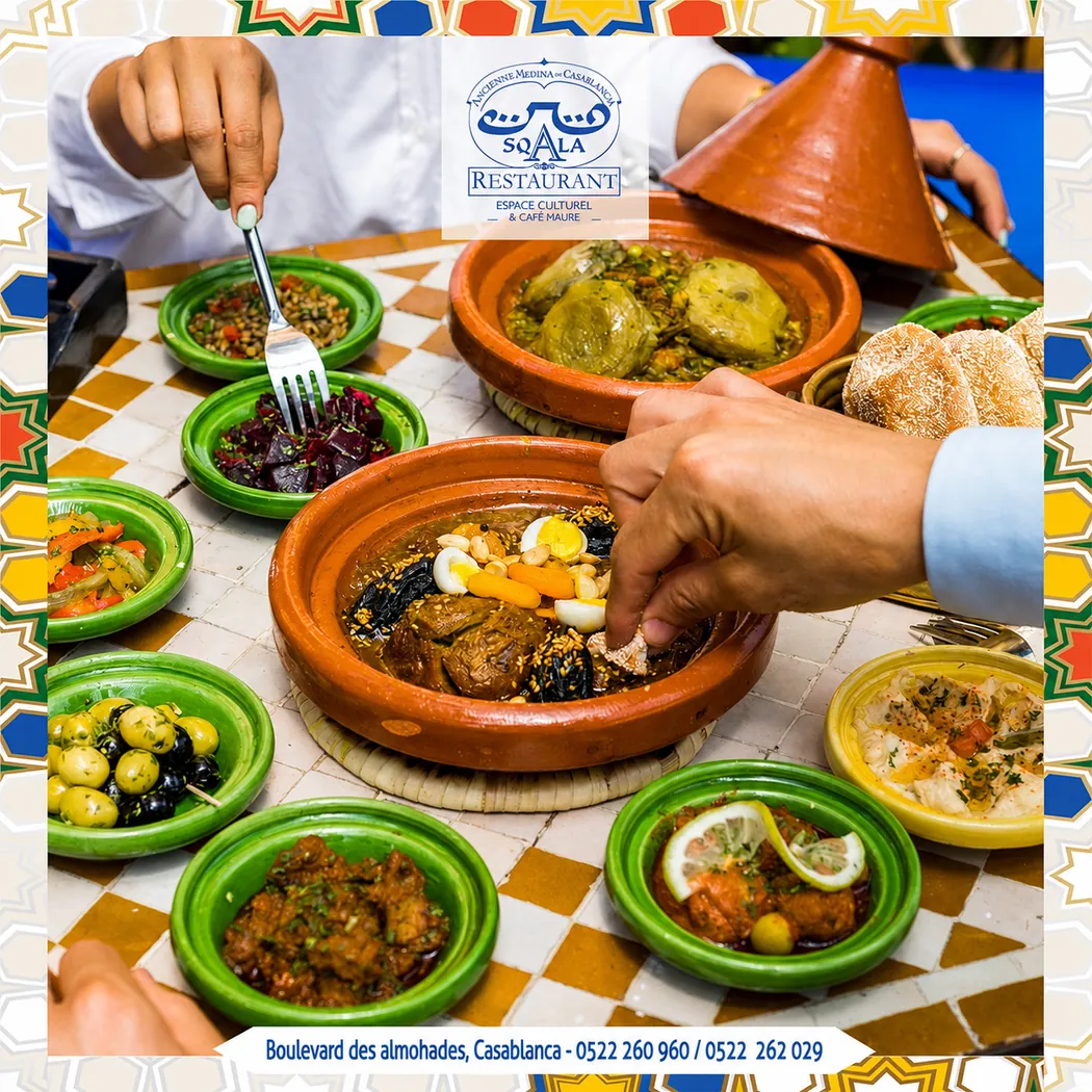 Tajines et petites salades marocaines partagés sur une table de La Sqala