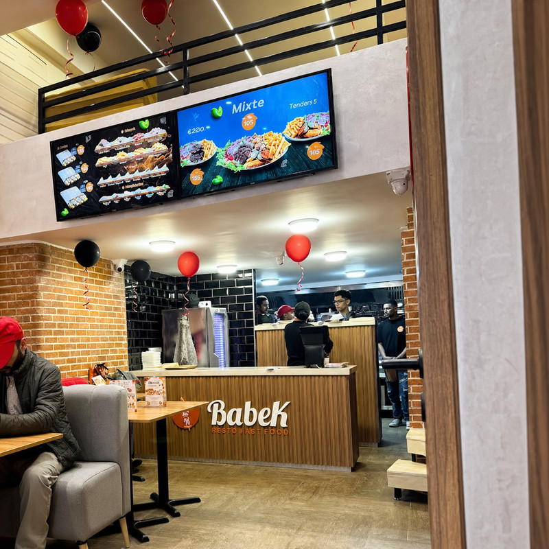 Comptoir et écrans de menu dans la salle de Babek Hay Riad