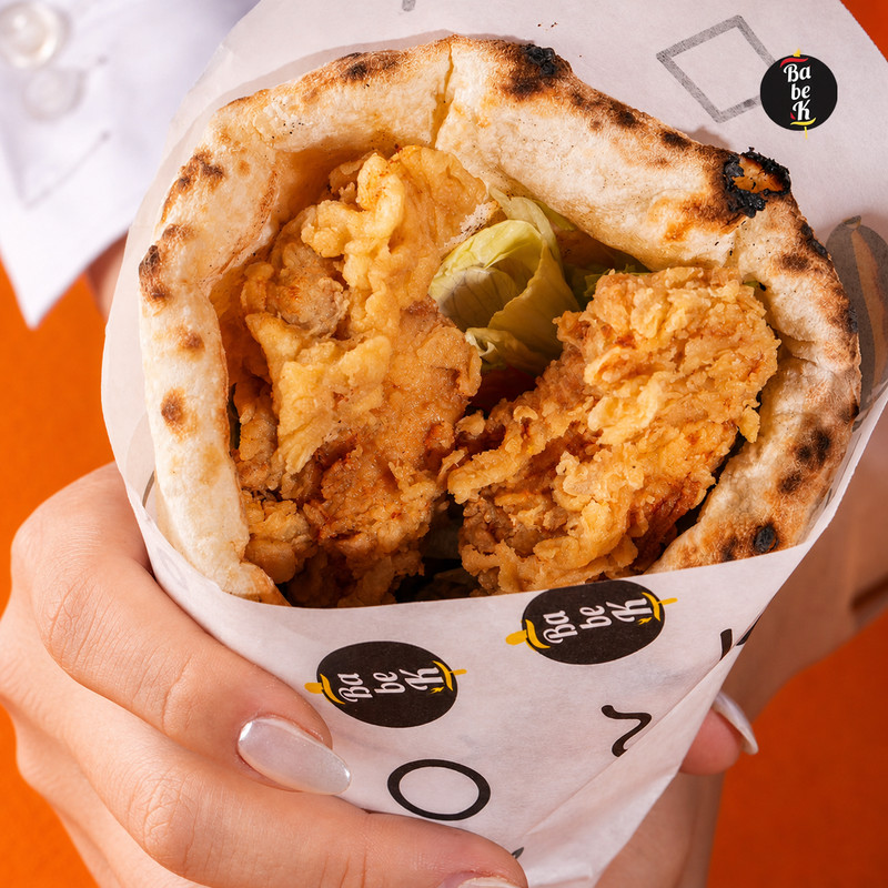 Pain naan garni de poulet pané en cornet, visuel de marque Babek