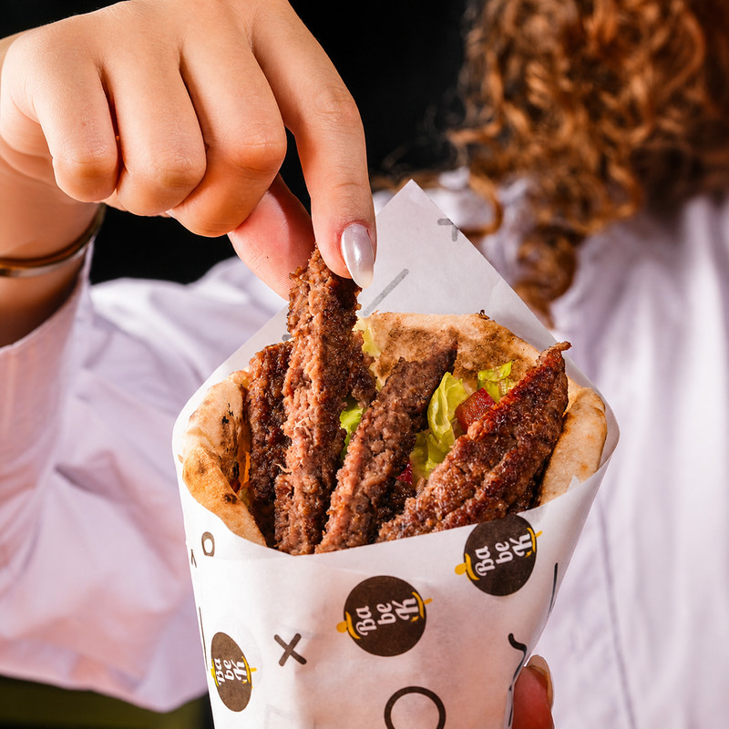 Nan kebab garni de brochettes de viande hachée servi en cornet de papier, visuel de marque Babek
