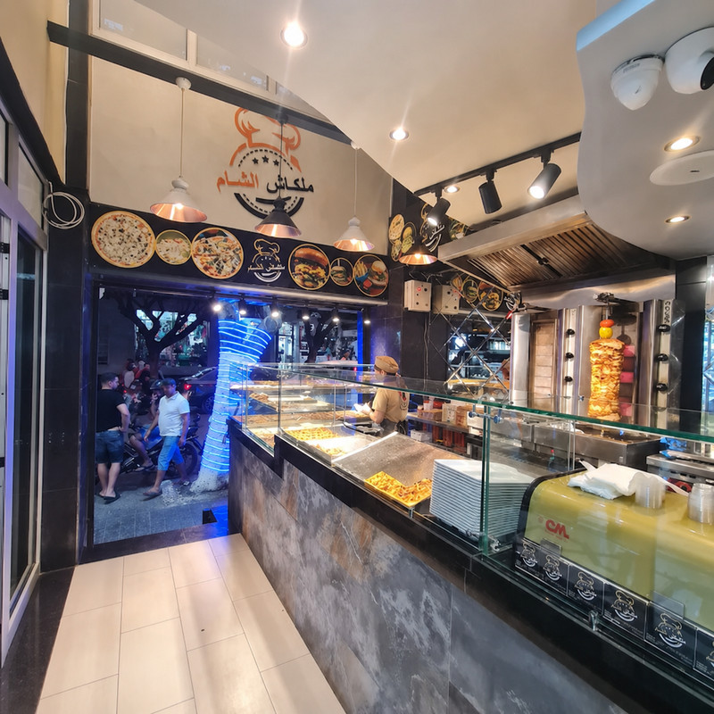Comptoir vitré de Melkash alsham avec la broche de shawarma au fond