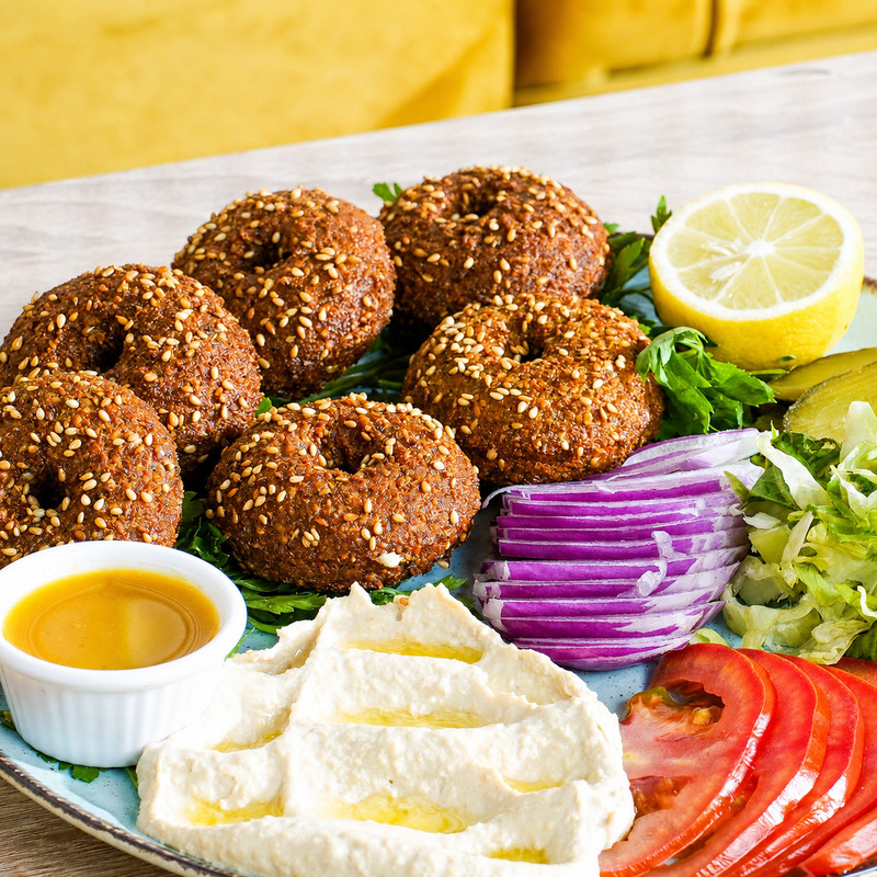 Assiette de falafels au sésame, houmous, oignon rouge et tomates chez Layali Karoun